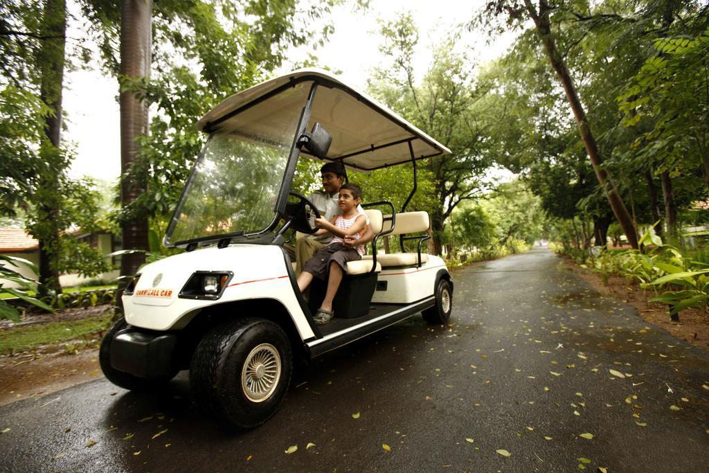 Heritage Madurai Ngoại thất bức ảnh A 4-seater golf cart