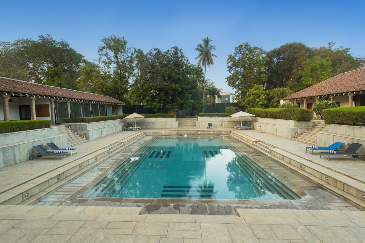 Heritage Madurai Ngoại thất bức ảnh The swimming pool at the Taj Bengal